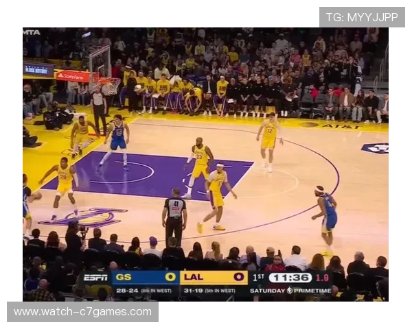 詹姆斯率湖人逆转勇士豪取五连胜创赛季新高引爆全场球迷激情欢呼